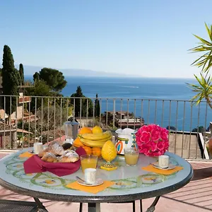 casa-charlotte.taorminaitalyhotels.com/